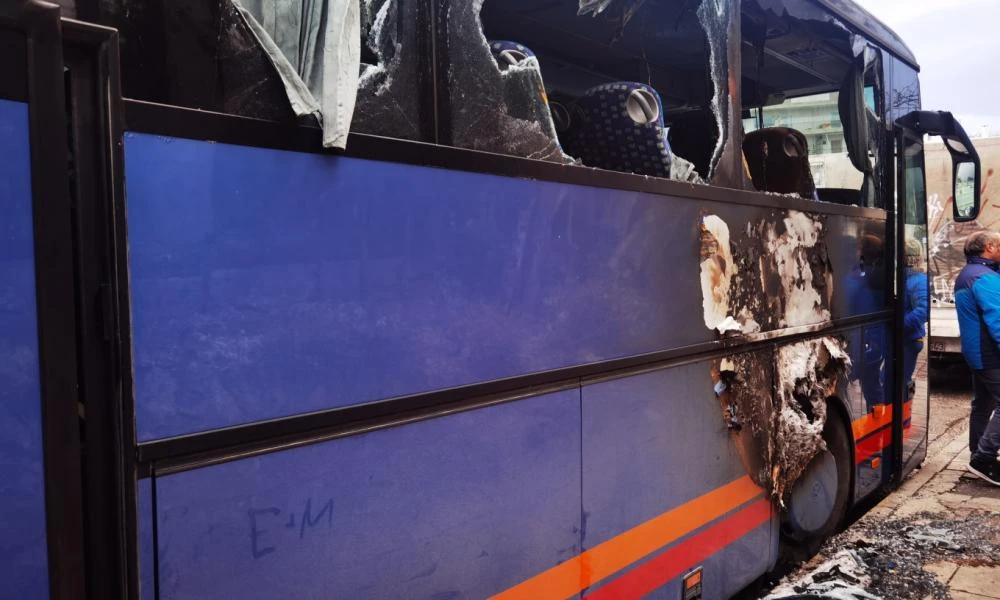 Νεαροί πυρπόλησαν 4 οχήματα στην Πανεπιστημιούπολη στου Ζωγράφου (Εικόνες)